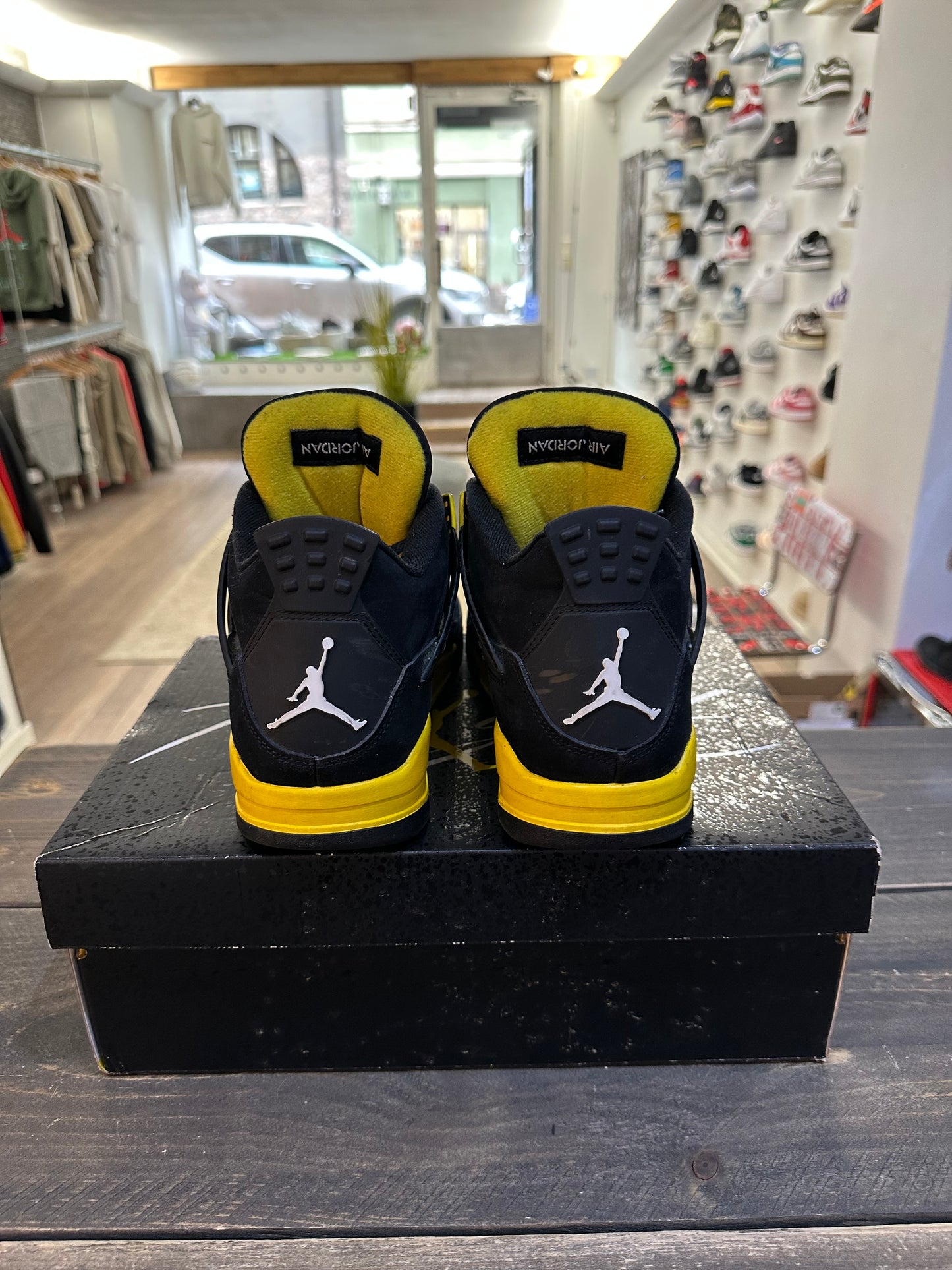 Jordan 4 Retro Thunder (2023) (Eu:42)