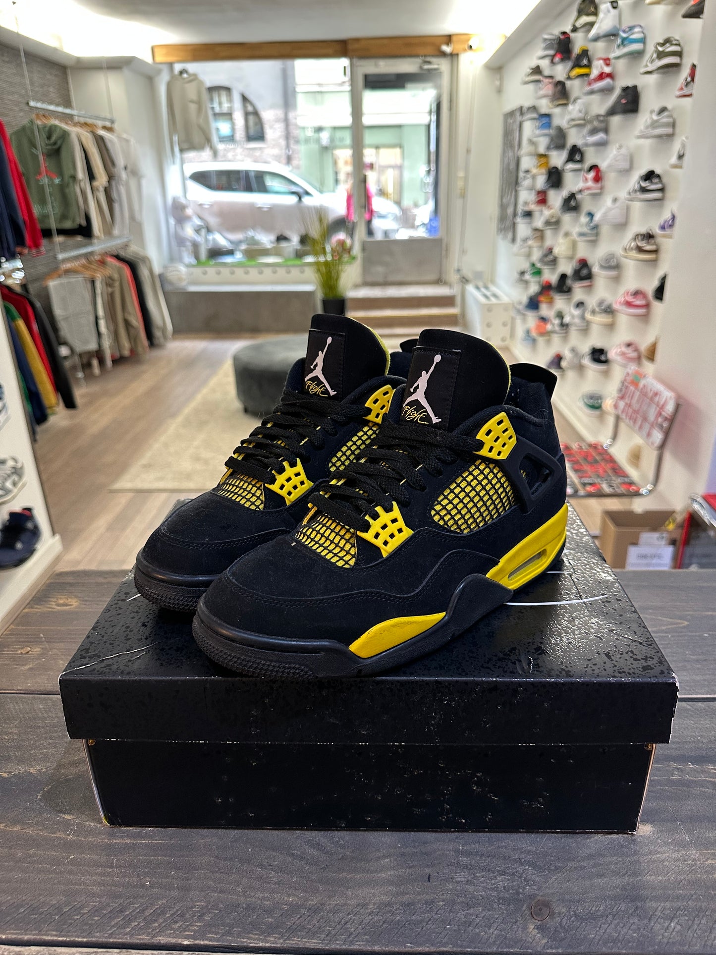 Jordan 4 Retro Thunder (2023) (Eu:42)