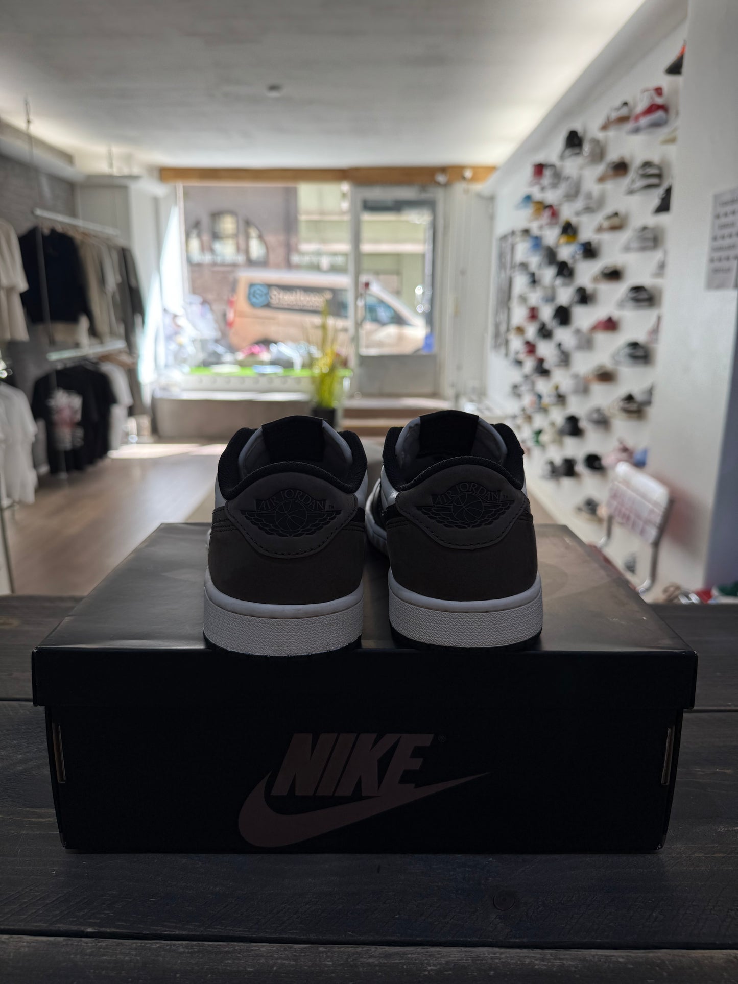Jordan 1 Retro Low OG Mocha (Eu:41)
