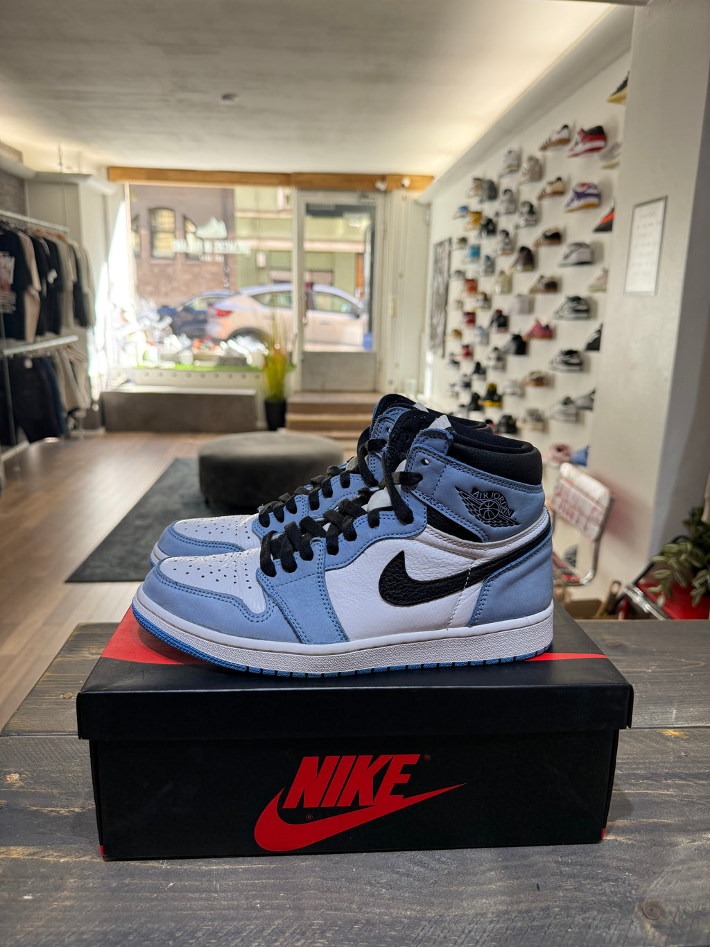 Jordan 1 Retro High OG University Blue (Eu: 42)