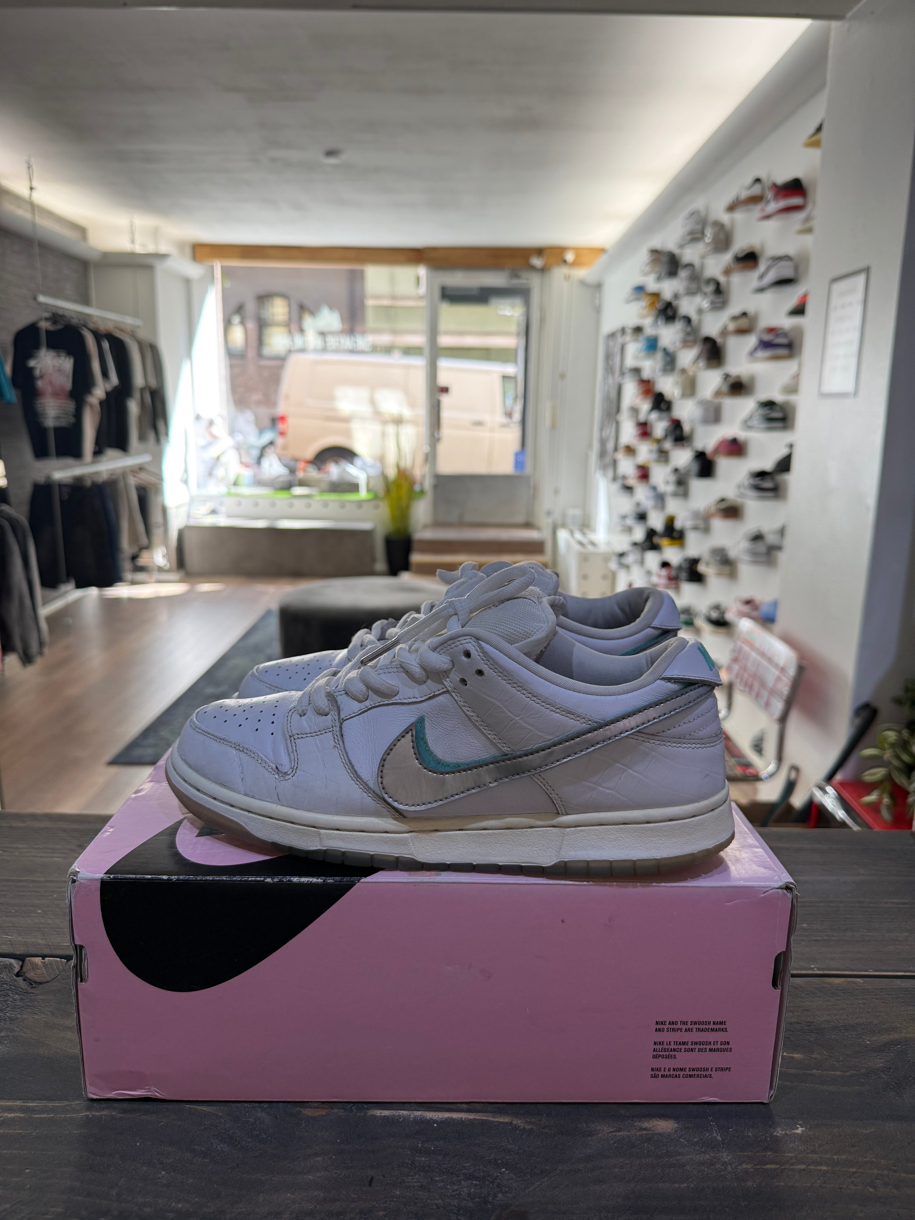 Nike SB Dunk Low Diamond Supply Co. White Diamond (Eu: 44)