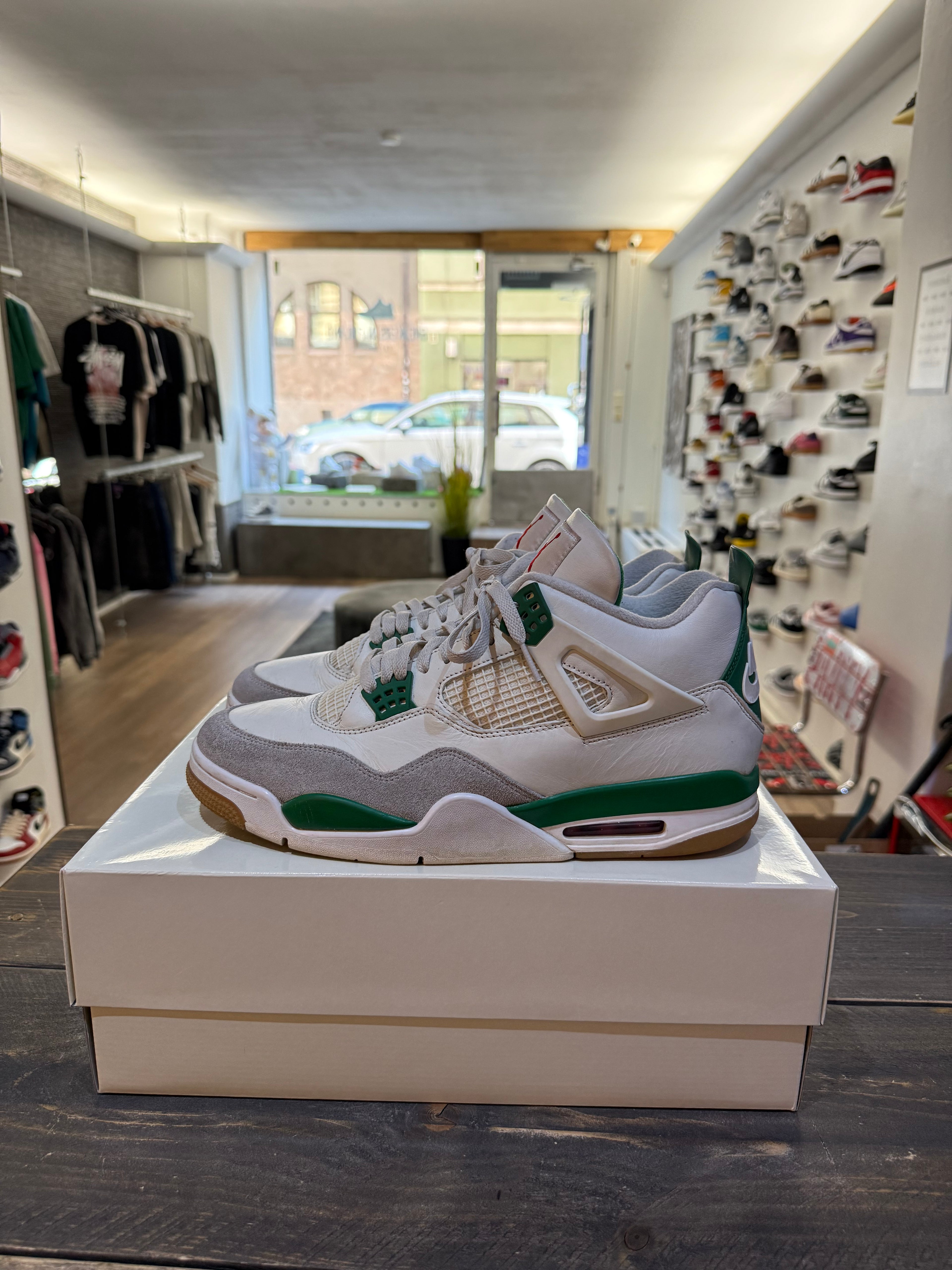 Jordan 4 Retro SB Pine Green (Eu: 46)