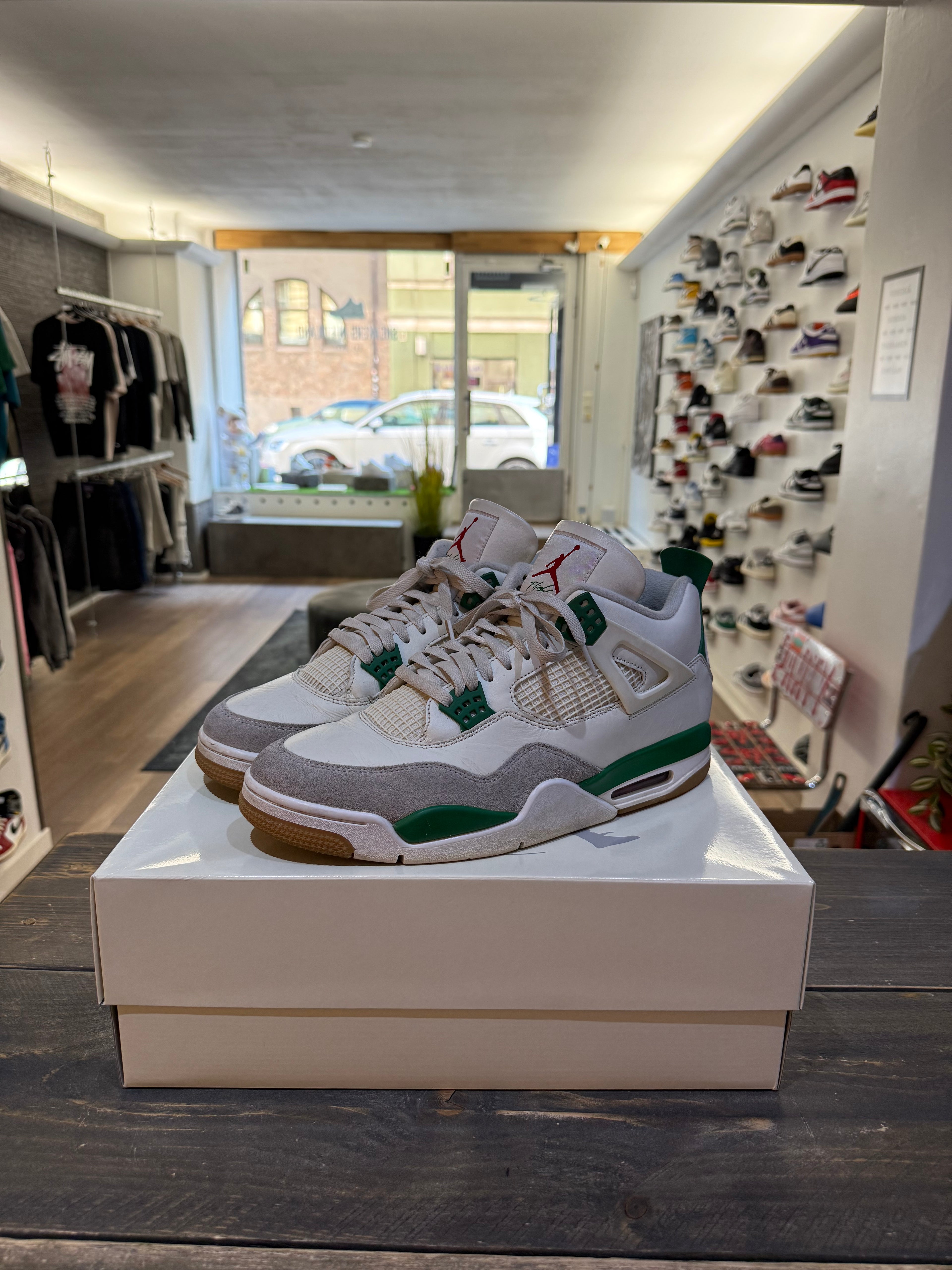 Jordan 4 Retro SB Pine Green (Eu: 46)