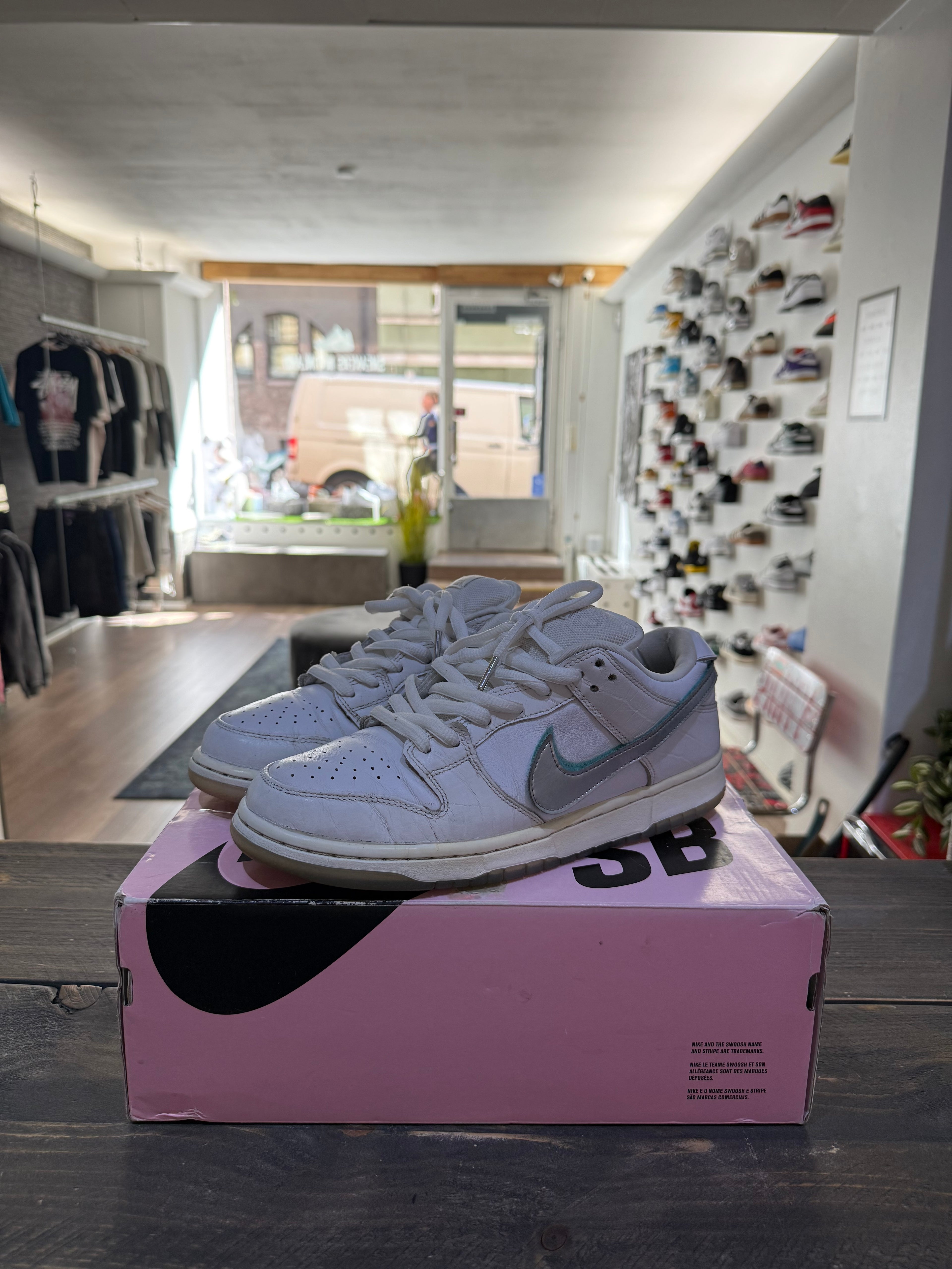 Nike SB Dunk Low Diamond Supply Co. White Diamond (Eu: 44)