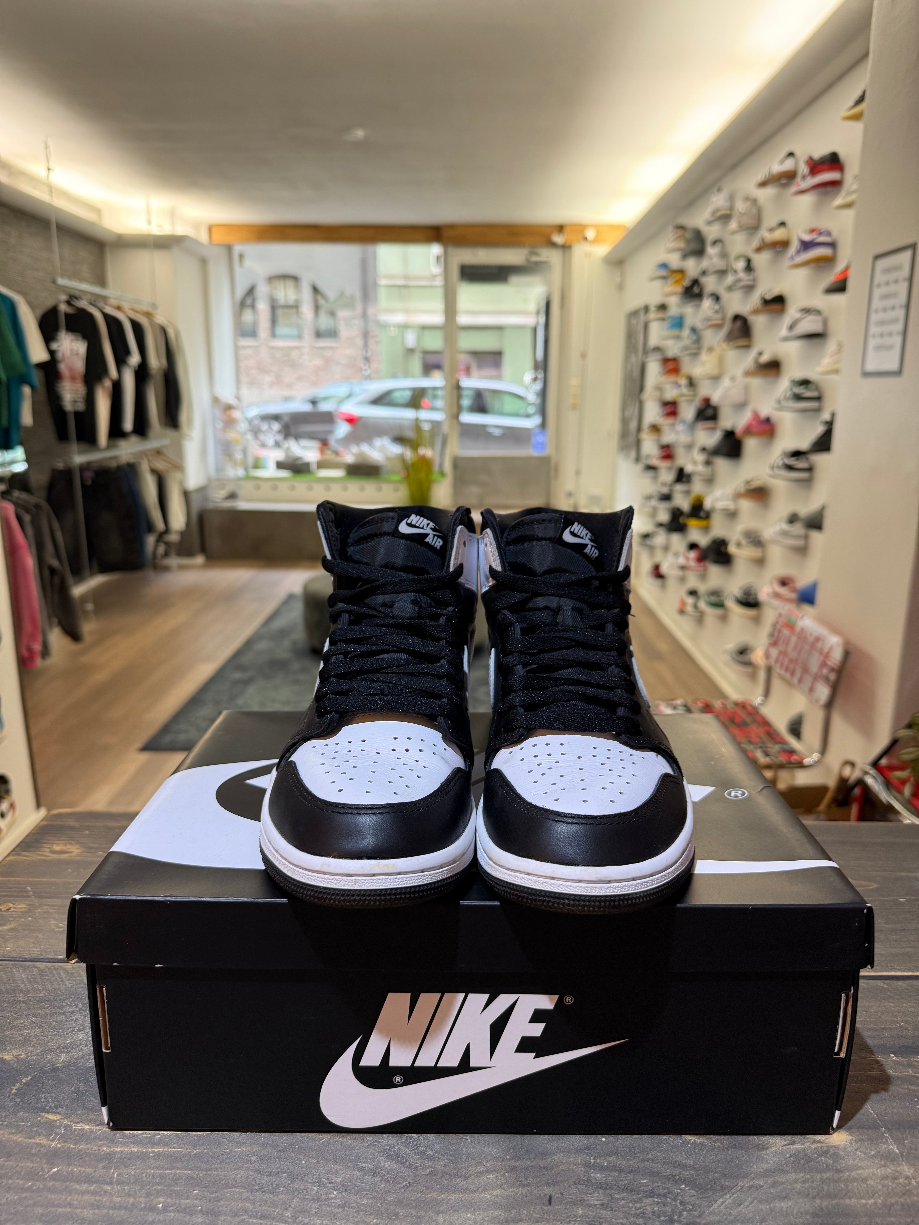 Jordan 1 Retro High OG Black White (Eu: 43)