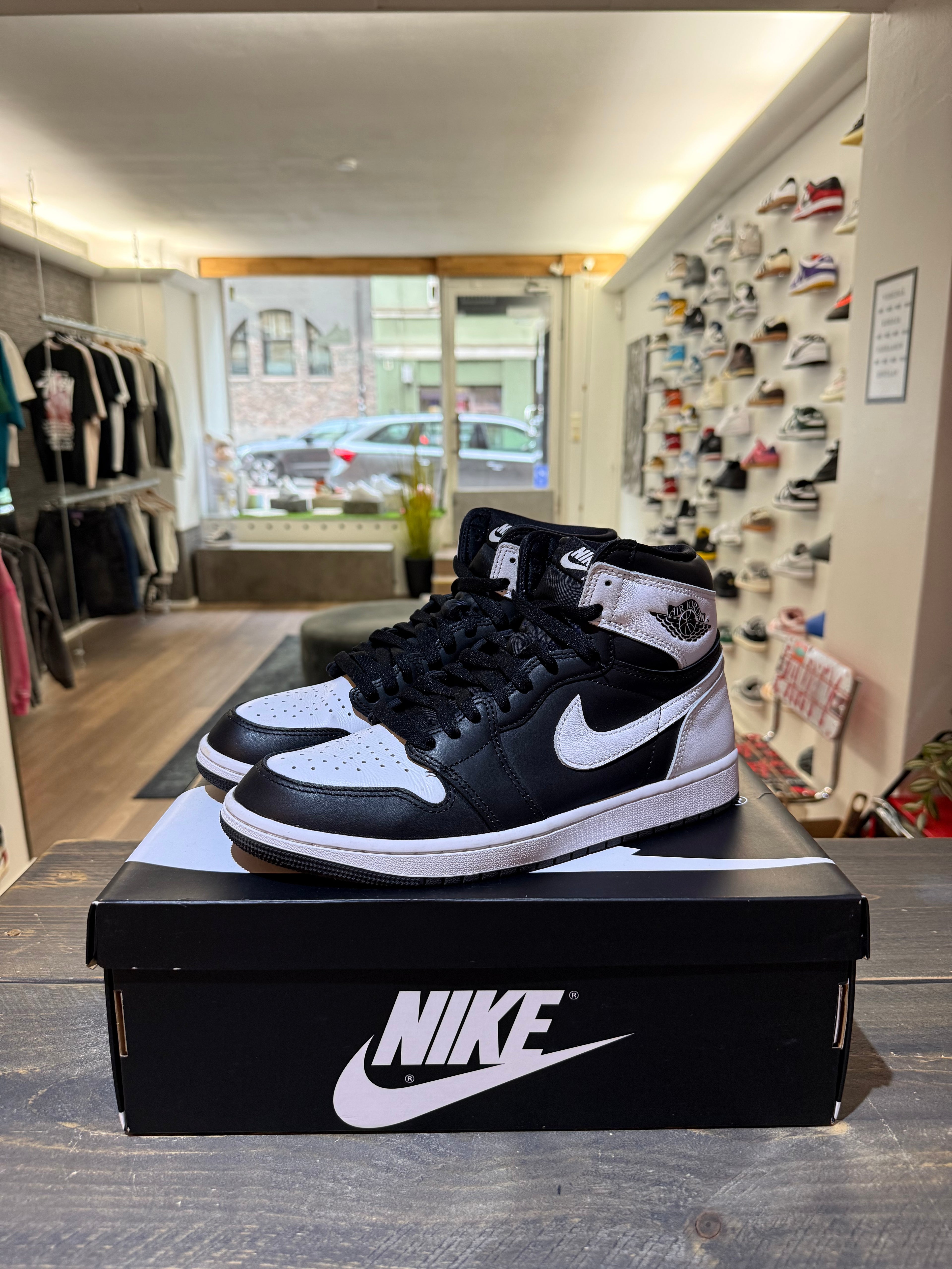 Jordan 1 Retro High OG Black White (Eu: 43)