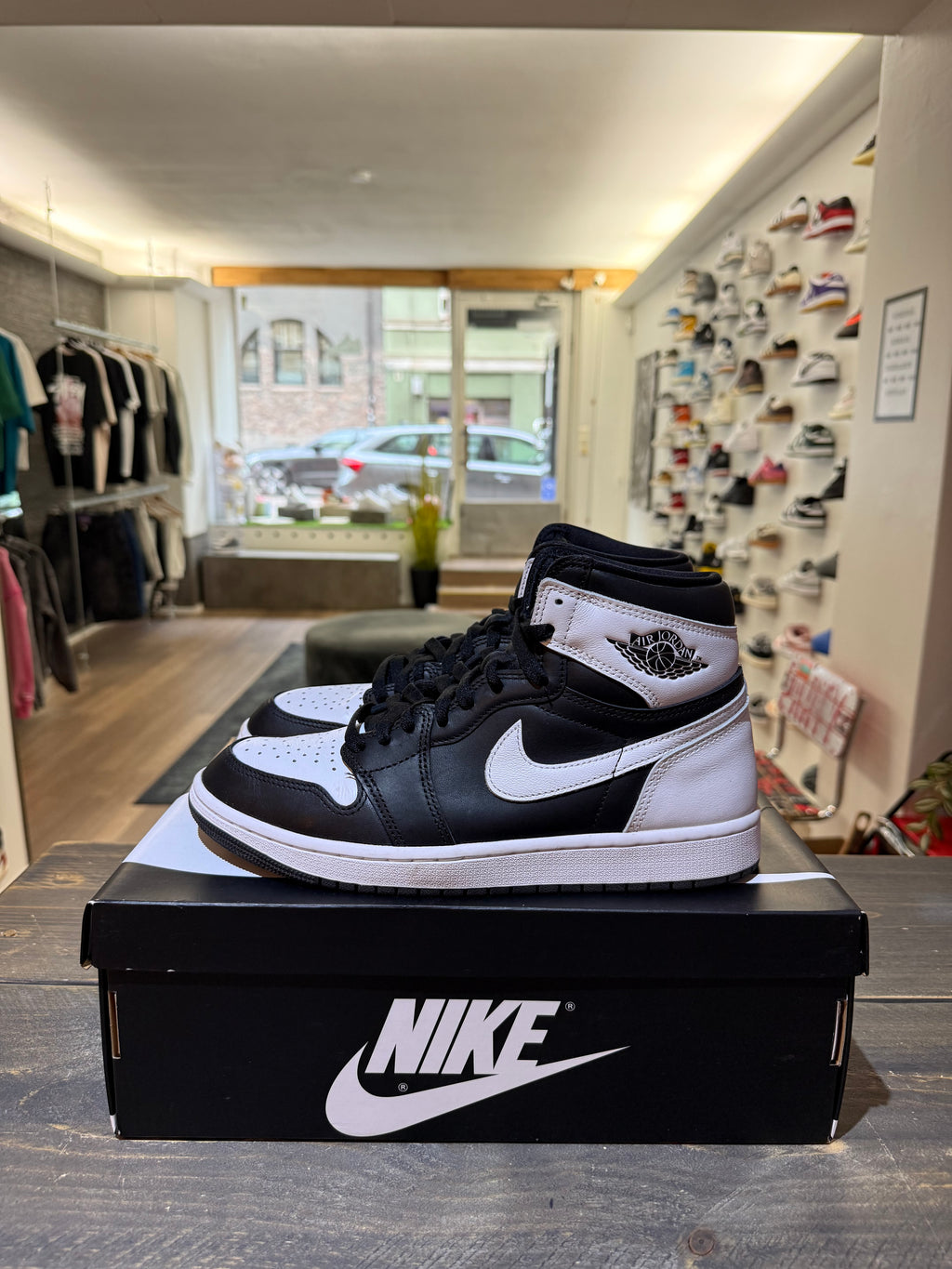 Jordan 1 Retro High OG Black White (Eu: 43)