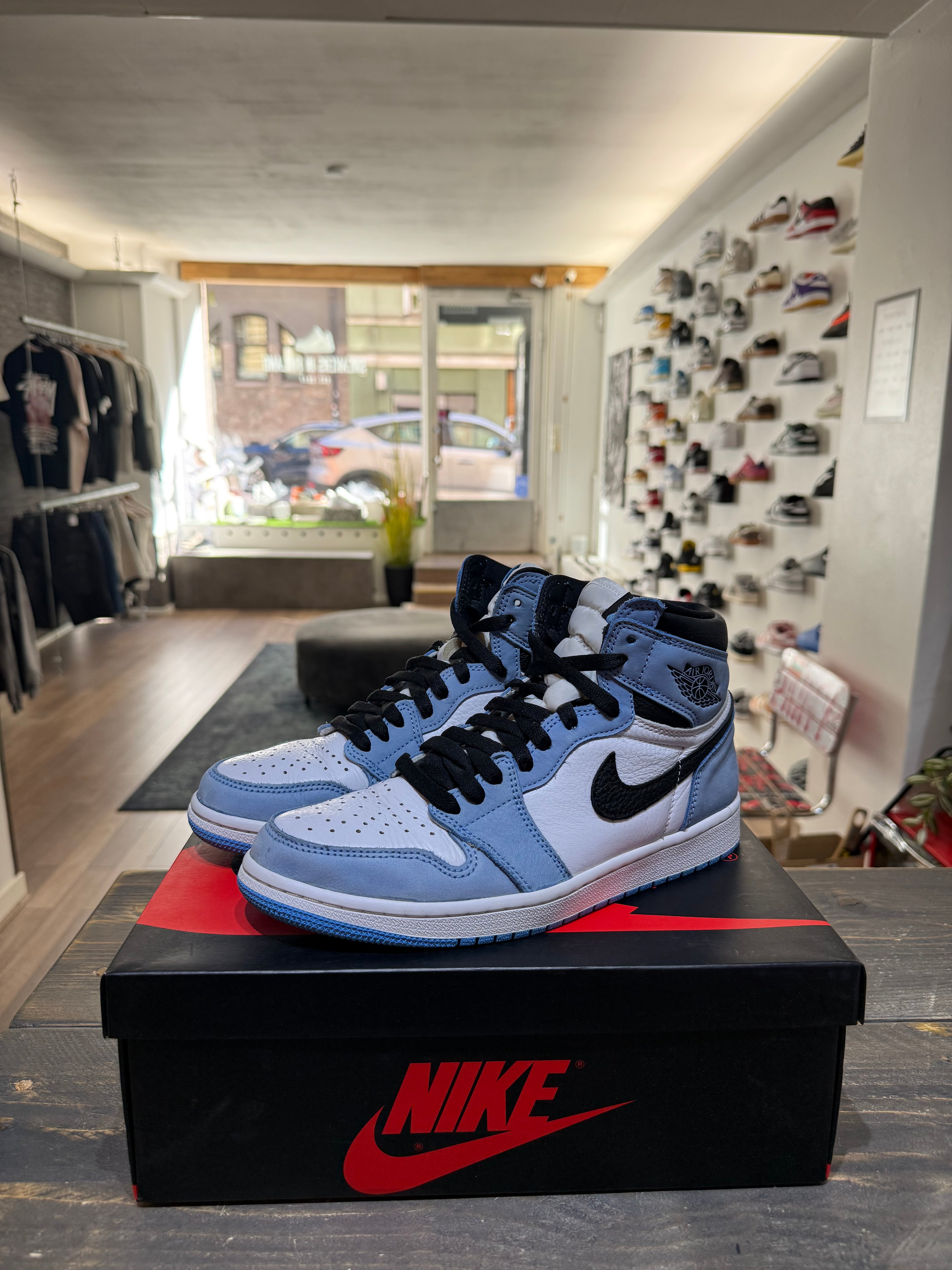 Jordan 1 Retro High OG University Blue (Eu: 42)
